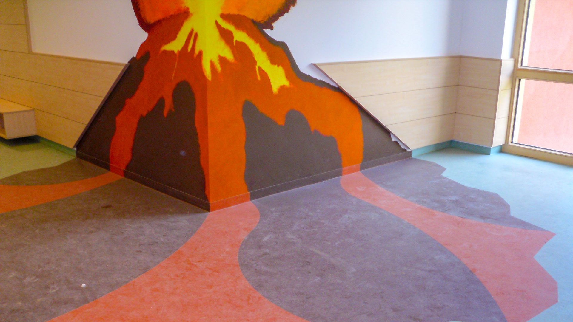 Regenbogenschule Doerentrup Vulkan mit Bodenbelag